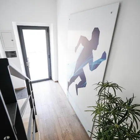 Run House 07 & *